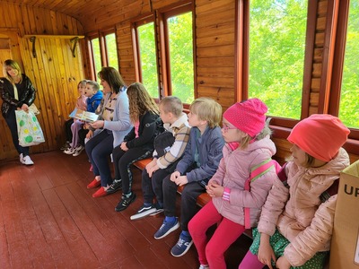 czytanie książki dla dzieci w zabytkowym pociągu