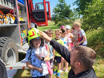 przymierzanie hełmu przez dzieci