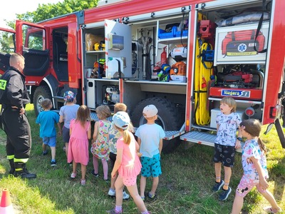 oglądanie wyposażenia wozu strażackiego 