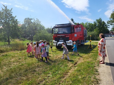 pokaz gaszenia pożaru z użyciem węża 