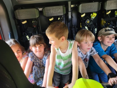 dzieci w wozie strażackim 