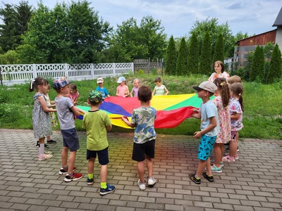 zabawa z chustą animacyjną - gaszenie pożaru 