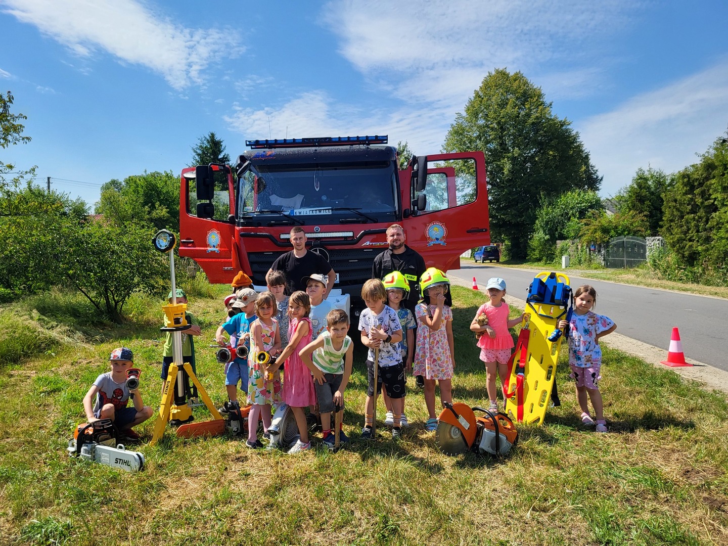 dzieci z wyposażeniem wozu strażackiego 