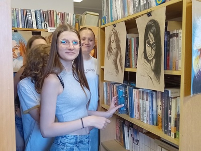 młodzież na wystawie portretów M. Gosławskiego