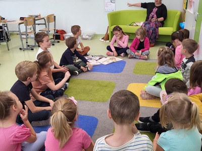 czytanie książki dzieciom