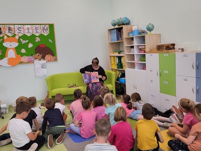 czytanie książki dzieciom 