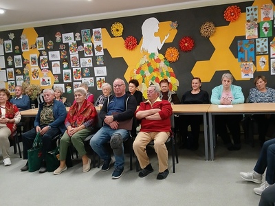 seniorzy zasłuchani w opowieść naszego prelegenta