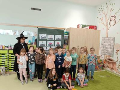 przedszkolaki z bibliotekarką