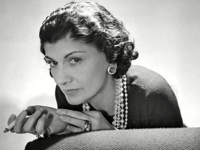 źródło: https://ciekawostkihistoryczne.pl/2019/10/15/coco-chanel-