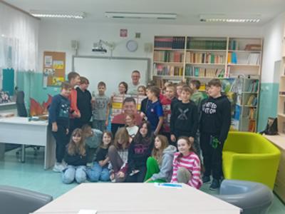 uczniowie szkoły z Kwiatkowic wraz z autorem książki o Elwinie