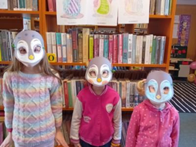 uczestniczki wydarzenia w maskach wykonanych przez siebie