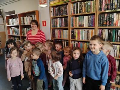 dzieci z przedszkola z bibliotekarką