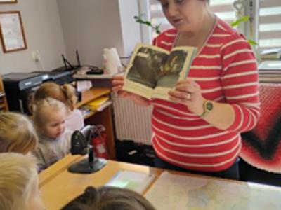 bibliotekarka wyjaśnia , jak wypożyczyć książkę z biblioteki