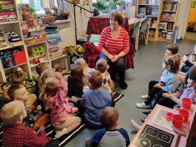 czytanie bajki o Franklinie i jego przygodzie z książką