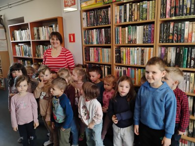 dzieci z przedszkola z bibliotekarką
