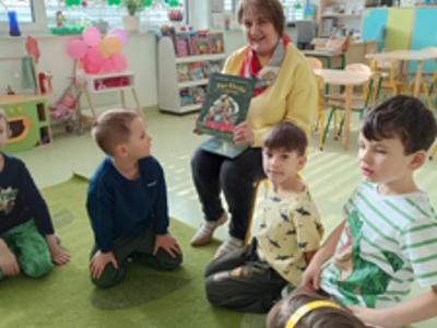 słuchanie czytania przez przedszkolaków