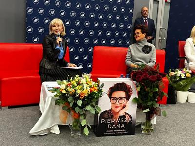 źródło: https://fpbb.pl/spotkania-autorskie-z-pania-prezydentowa-jolanta-kwasniewska/#gallery-31