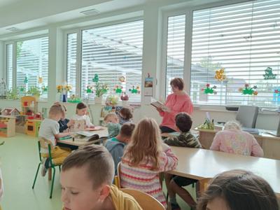 czytanie książki przez bibliotekarkę