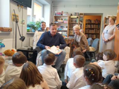 Pan Wójt czyta dzieciom