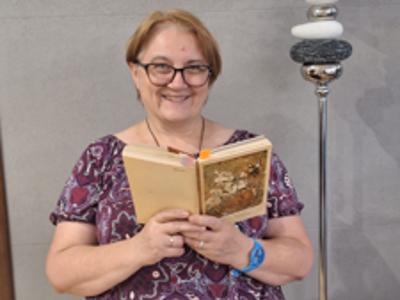 bibliotekarka czyta najlepsze fragmenty książki i wiersze poetki 