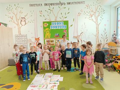 wspólne zdjęcie z dziećmi i ich pracami