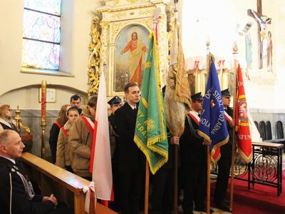 przedstawiciele władz lokalnych ze sztandarami