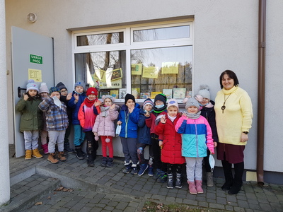 dzieci przed biblioteką