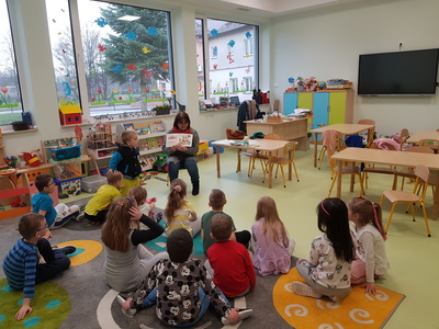 bibliotekarka czyta dzieciom książkę