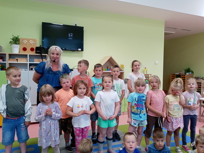 przedszkolaki z panią Moniką