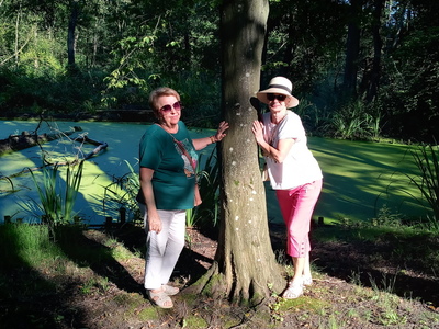 dziewczyny nad rozlewiskiem