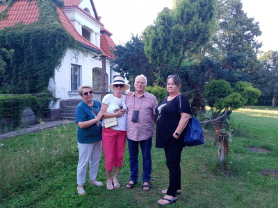 przed dworkiem w Ostrowie