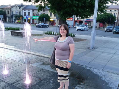 bibliotekarka przy fontannie