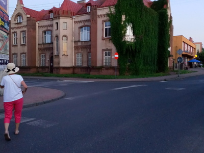 przed  dawnym magistratem