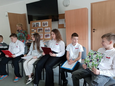 uczniowie recytują wiersze 