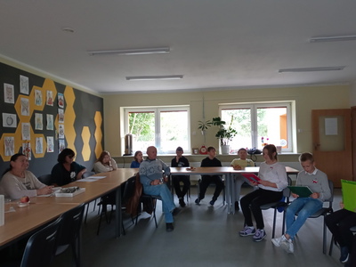 seniorki słuchają i oglądają występ dzieci