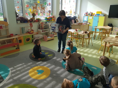 bibliotekarka czyta książkę