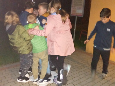 dzieci zrobiły drzewo życia