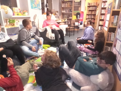 czytanie książki o Lassem i Mai