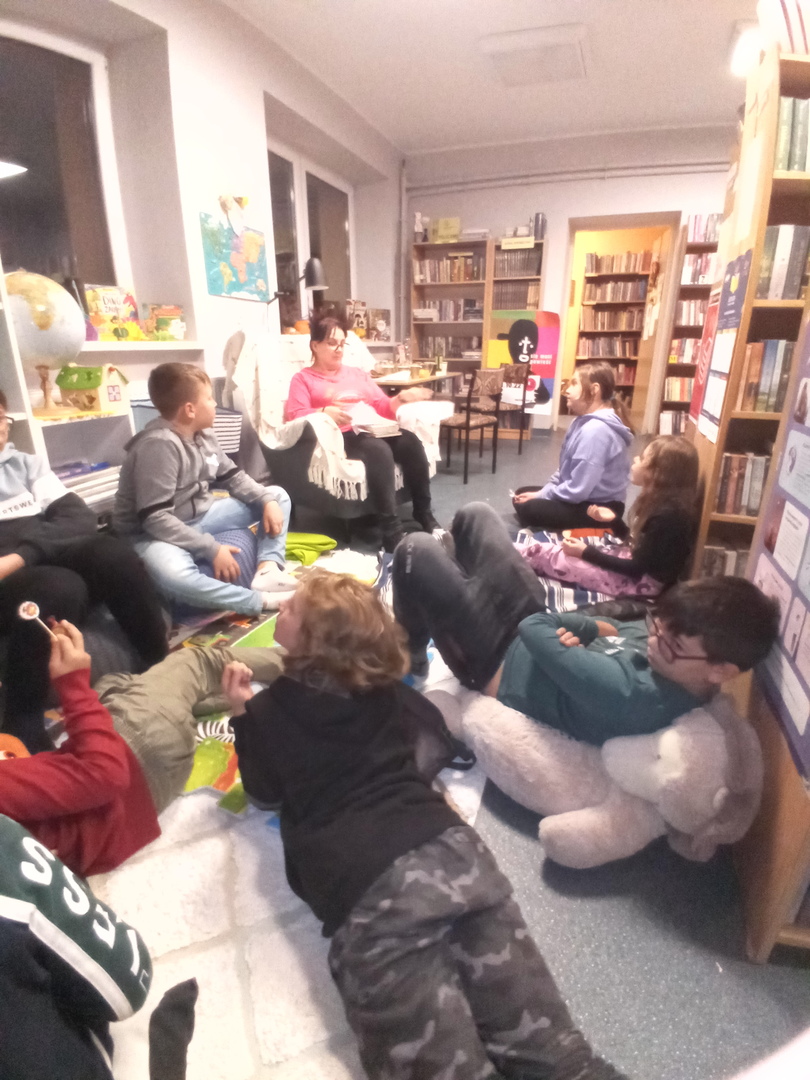 czytanie książki o Lassem i Mai