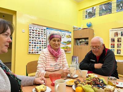 pan Jarek niczym powieściowy August spokojnie przysłuchuje się rozmowom pań