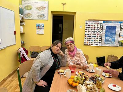 dziewczyny pozują do zdjęcia