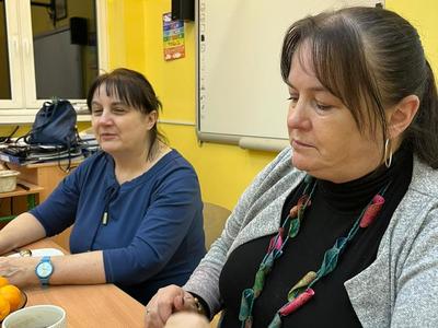 moderator opowiada o problemach poruszonych w powieści