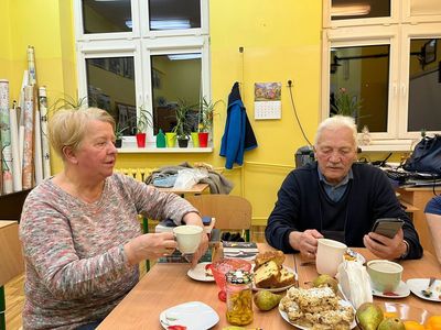 pani Ania i pan Zbyszek częstują swoim ciastem