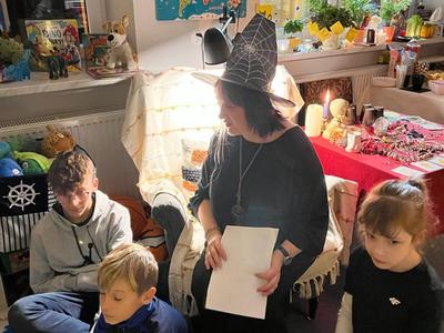 bibliotekarka opowiada o andrzejkach 