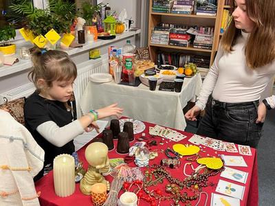 dziewczyny wróżą sobie z kubków