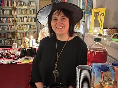 bibliotekarka częstuje smakołykami