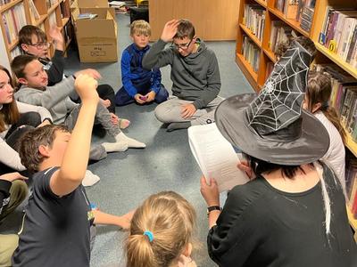 pędzą konie- zabawa na rozruszanie