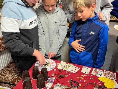 losowanie przyszłego zawodu przez chłopców