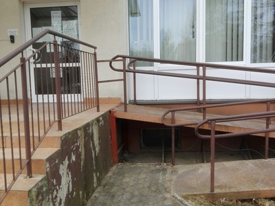Podjazd dla niepełnosprawnych. Wejście od strony ulicy Mereckiego 