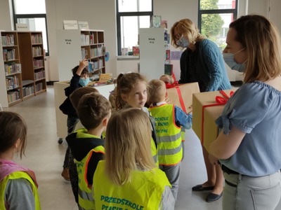 Dyrektor biblioteki wręcza nagrody
